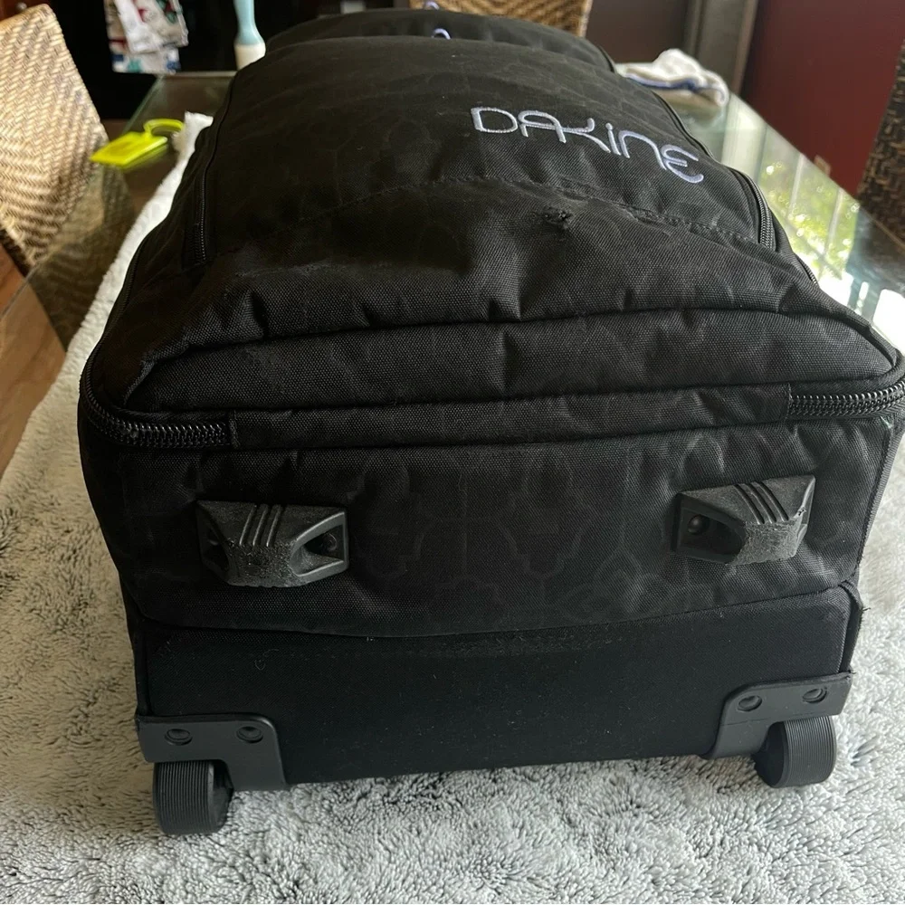 DAKINE 2 Wheel Carry On Roller Suitcase 42L - Picture 3 of 16